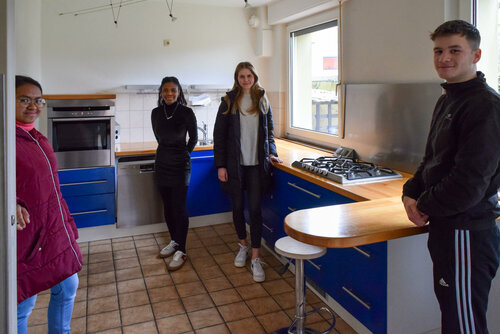 Auszubildende der Pflegefachschule besichtigen die WG-Räume an der Pferdebachstraße. Die offene Küche ist mit einem Gas-Herd ausgestattet