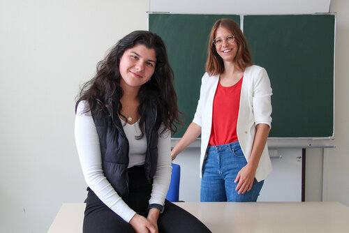 Kübra Gültekin mit ihrer Klassenlehrerin Denis Goitowski